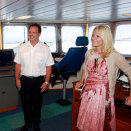 Kronprinsparet hos kaptein Karl Robert Røttingen om bord forskningsskipet Dr. Fridtjof Nansen  (Foto: Lise Åserud / Scanpix)